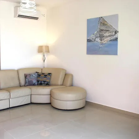 Beautiful 2 Floor Penthouse With Fabulous Views 아파트 *
