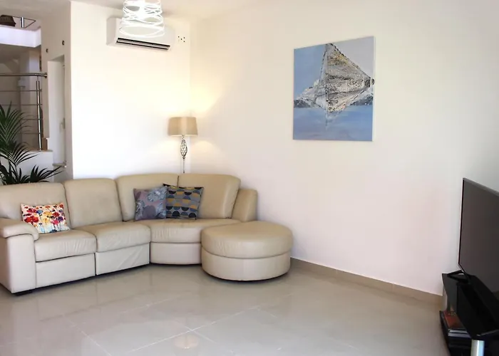 Beautiful 2 Floor Penthouse With Fabulous Views 아파트 *